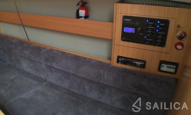 Maxus 26 Prestige - Yacht Charter Sailica