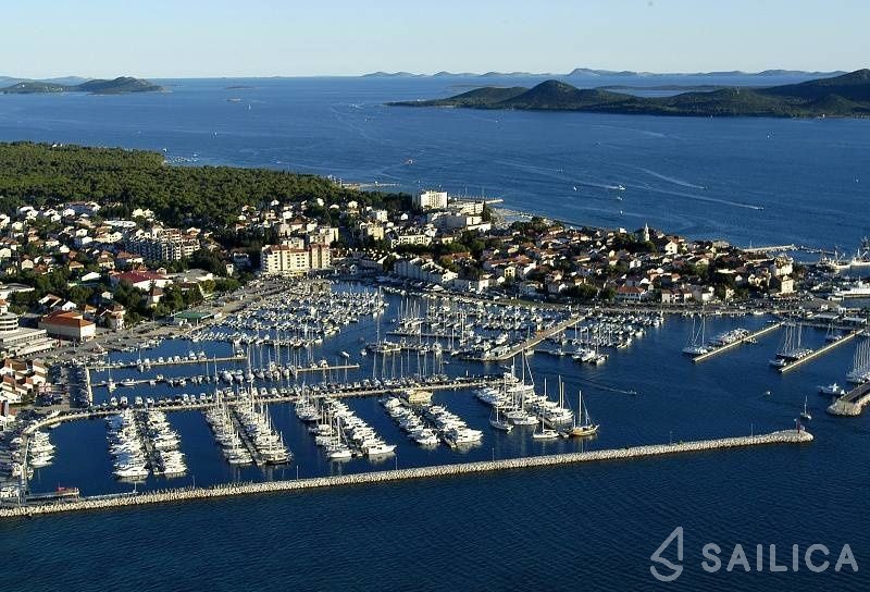 Oceanis 51.1 - Yacht Charter Sailica