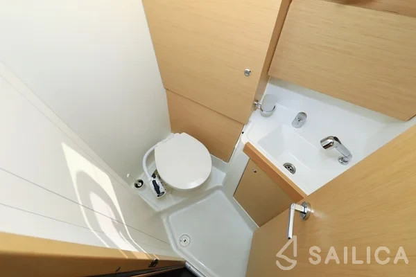 Oceanis 38.1 - Yacht Charter Sailica