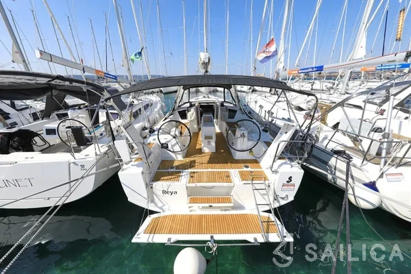 Oceanis 38.1 - Yacht Charter Sailica
