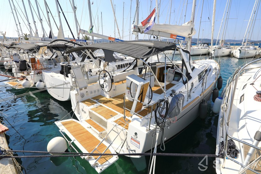 Oceanis 38.1 - Yacht Charter Sailica