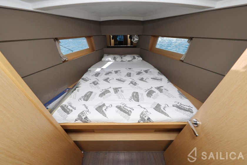 Oceanis 38.1 - Yacht Charter Sailica