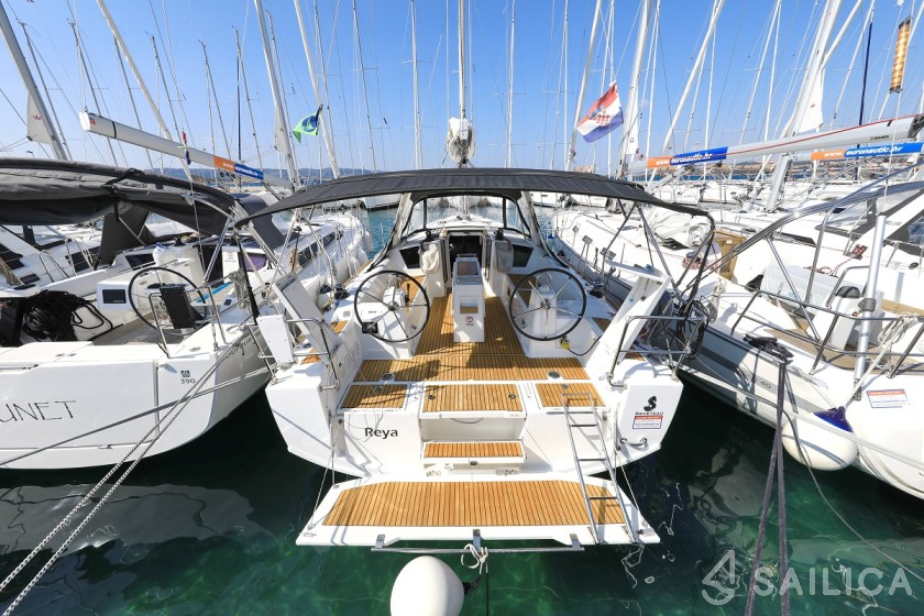 Oceanis 38.1 - Yacht Charter Sailica