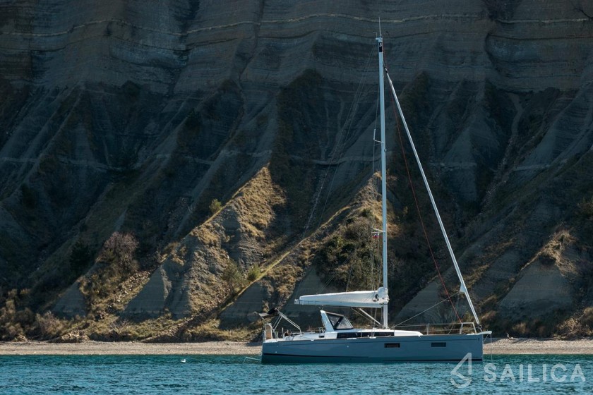Oceanis 38.1 - Yacht Charter Sailica