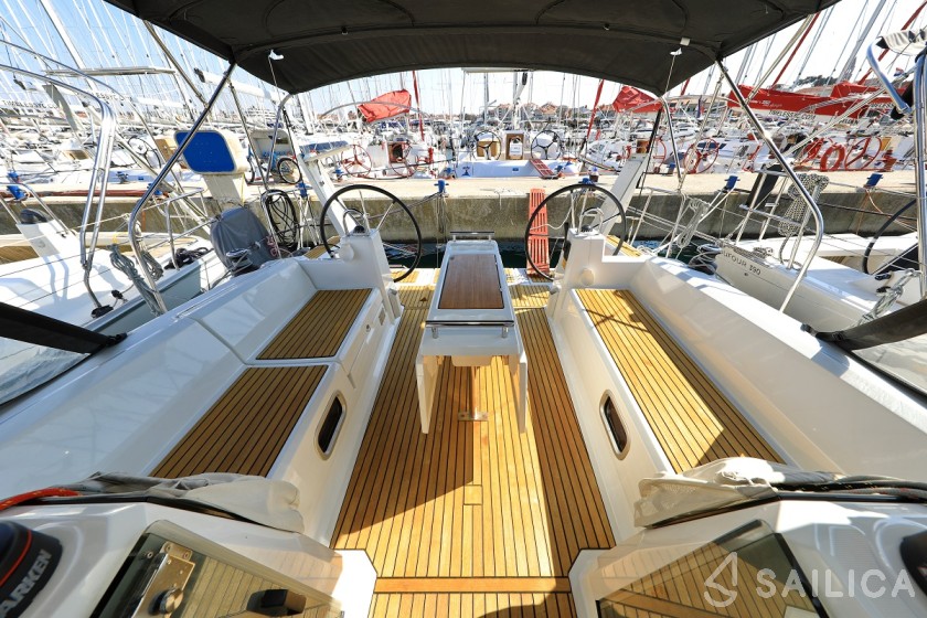 Oceanis 38.1 - Yacht Charter Sailica