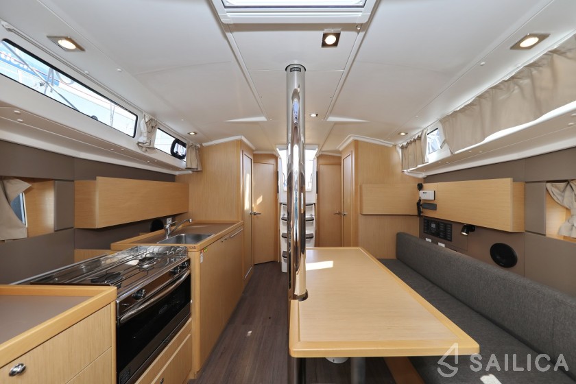 Oceanis 38.1 - Yacht Charter Sailica