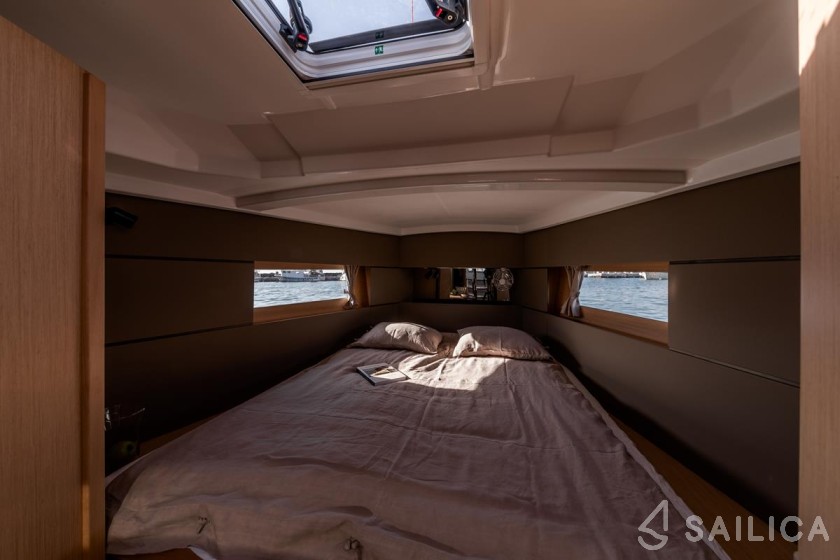 Oceanis 38.1 - Yacht Charter Sailica