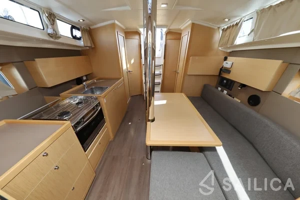Oceanis 38.1 - Yacht Charter Sailica