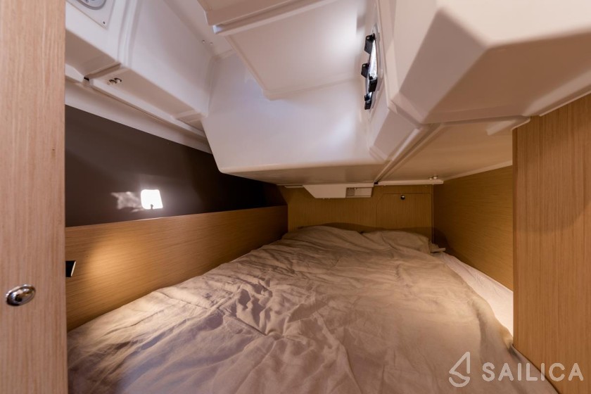 Oceanis 38.1 - Yacht Charter Sailica