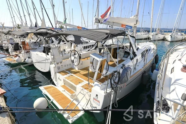 Oceanis 38.1 - Yacht Charter Sailica