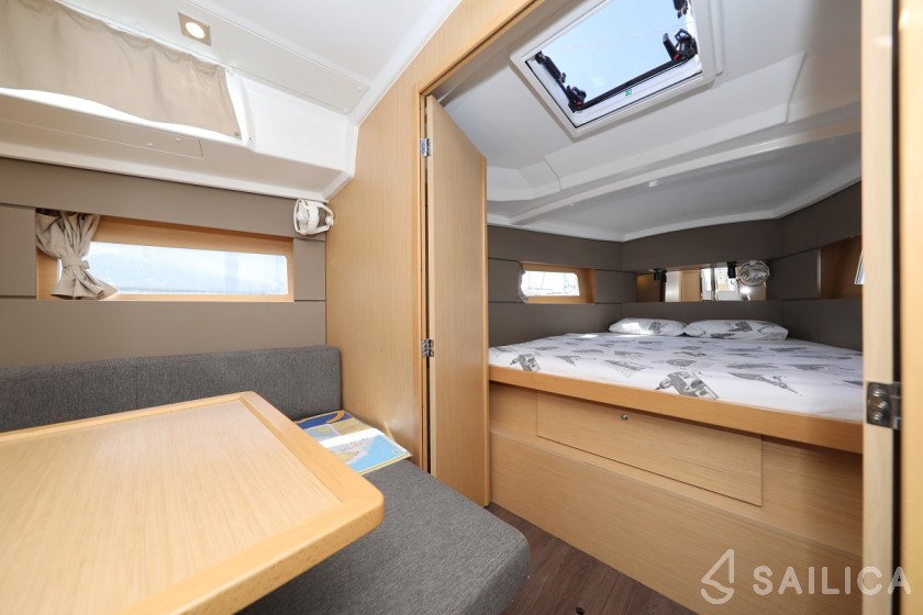 Oceanis 38.1 - Yacht Charter Sailica