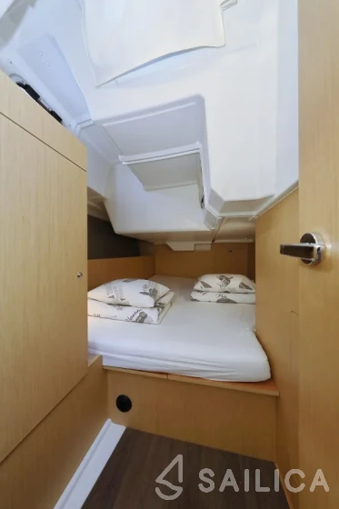 Oceanis 38.1 - Yacht Charter Sailica