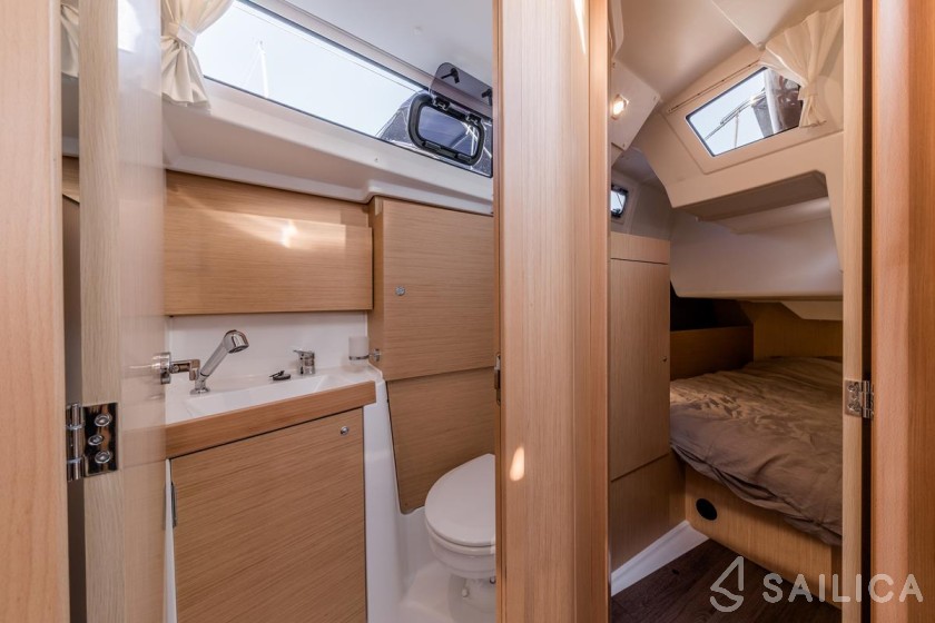 Oceanis 38.1 - Yacht Charter Sailica