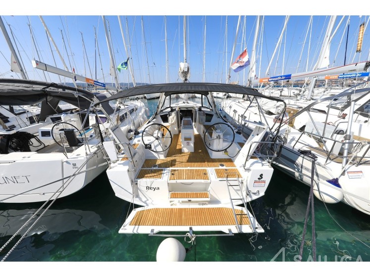 Oceanis 38.1 - Yacht Charter Sailica