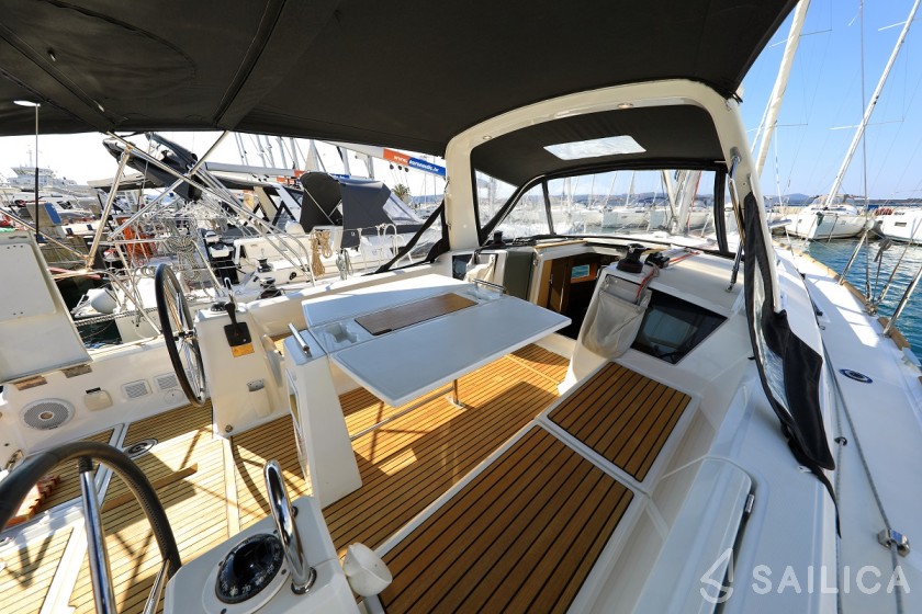 Oceanis 38.1 - Yacht Charter Sailica