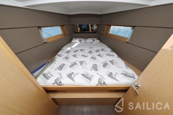 Oceanis 38.1 - Yacht Charter Sailica