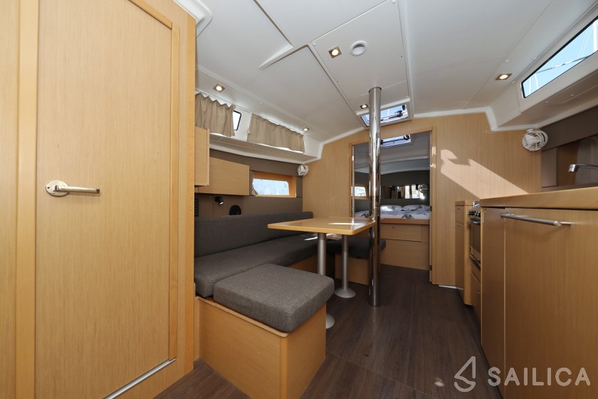 Oceanis 38.1 - Yacht Charter Sailica