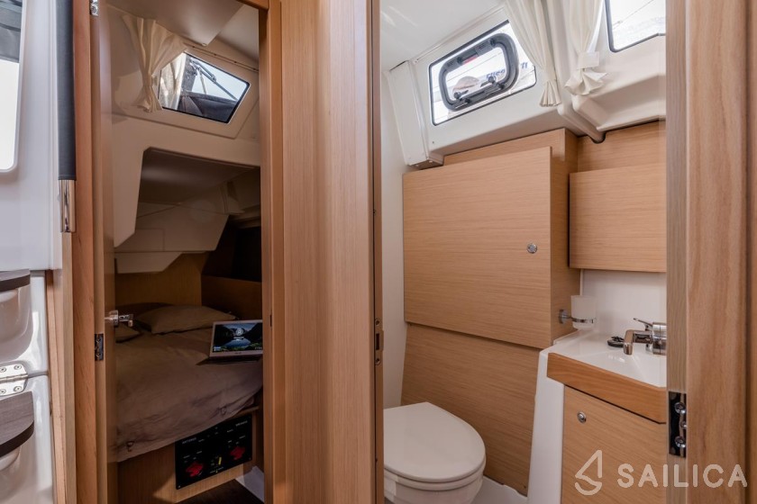 Oceanis 38.1 - Yacht Charter Sailica