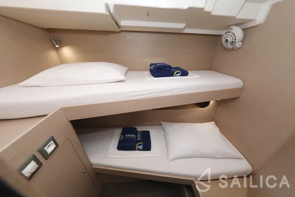 Oceanis 51.1 - Yacht Charter Sailica