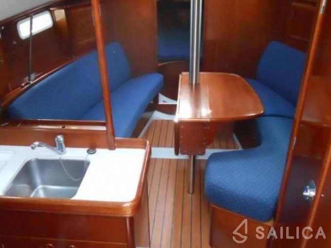 Oceanis 331 - Yacht Charter Sailica