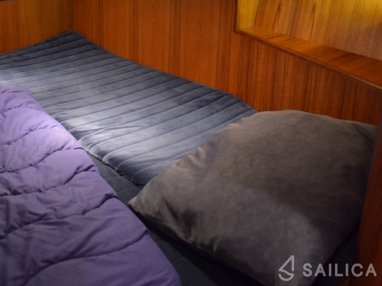 De Drait DeLuxe 42 - Yacht Charter Sailica