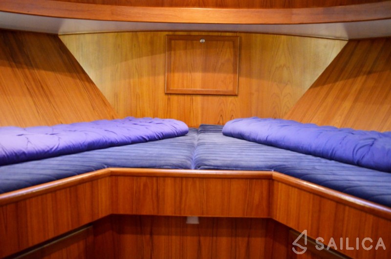 De Drait DeLuxe 42 - Yacht Charter Sailica