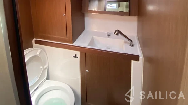 Oceanis 41.1 - Yacht Charter Sailica