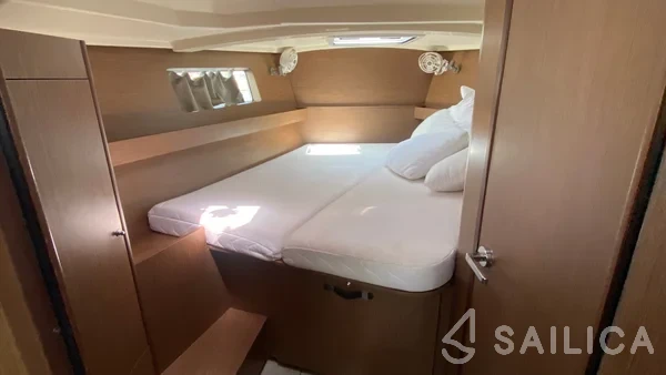Oceanis 41.1 - Yacht Charter Sailica