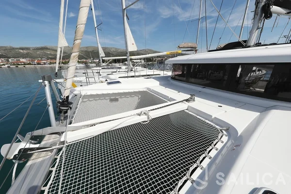 Lagoon 42 - Yacht Charter Sailica