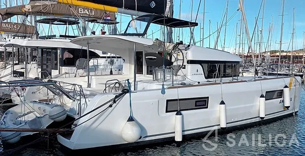 Lagoon 40 - Yacht Charter Sailica