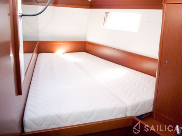 Oceanis 48 - Yacht Charter Sailica