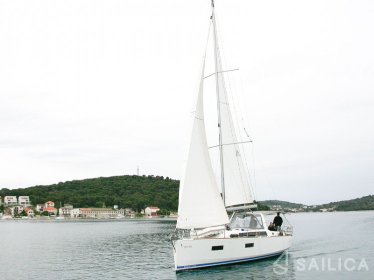 Oceanis 38 - Yacht Charter Sailica