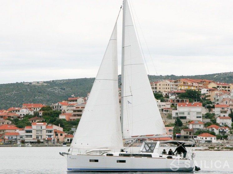 Oceanis 38 - Yacht Charter Sailica