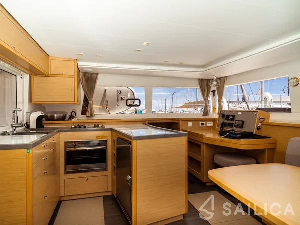 Lagoon 450  Flybridge - Yacht Charter Sailica