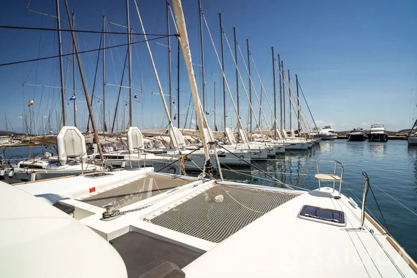 Lagoon 450  Flybridge - Yacht Charter Sailica