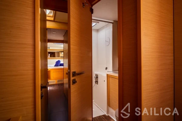 Lagoon 450  Flybridge - Yacht Charter Sailica