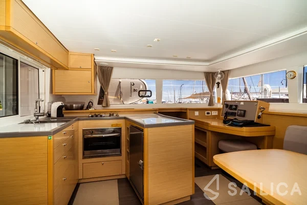 Lagoon 450  Flybridge - Yacht Charter Sailica