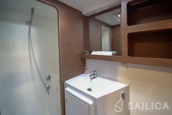 Lagoon 42 - Yacht Charter Sailica