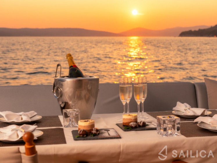 Princess 72 Fly - Yacht Charter Sailica