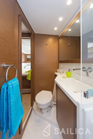 Lagoon 450  Flybridge - Yacht Charter Sailica