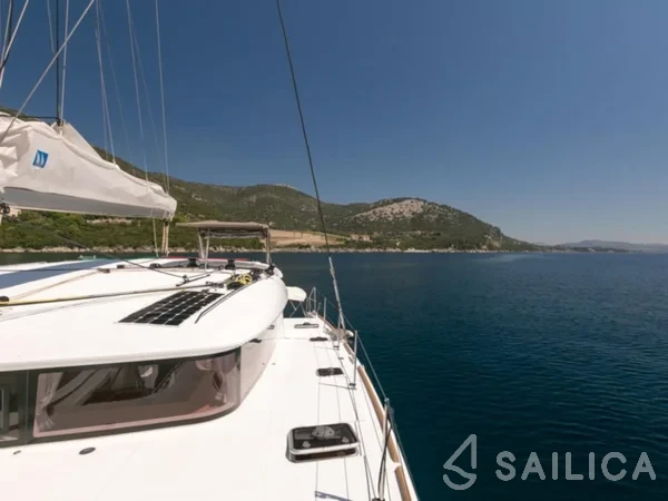 Lagoon 400 S2 - Yacht Charter Sailica