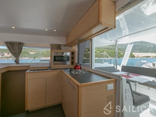 Lagoon 400 S2 - Yacht Charter Sailica