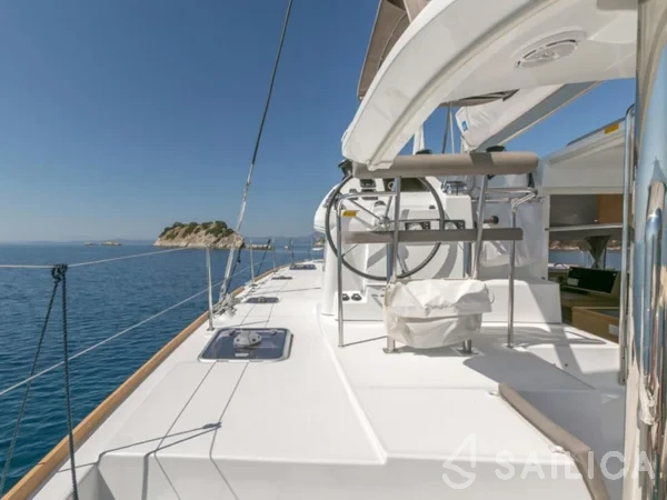 Lagoon 400 S2 - Yacht Charter Sailica