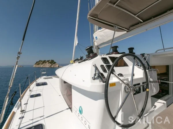 Lagoon 400 S2 - Yacht Charter Sailica