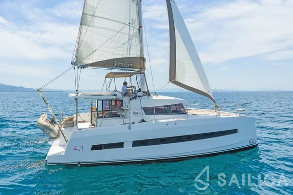 Bali 4.1 - Yacht Charter Sailica
