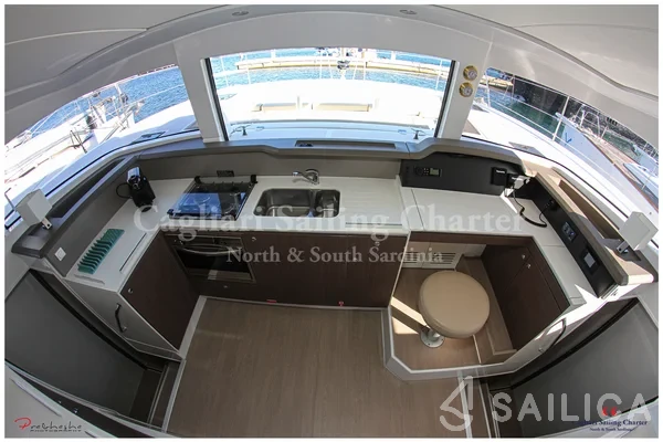 Bali 4.1 - Yacht Charter Sailica