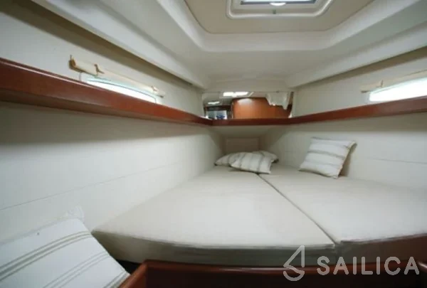 Oceanis 40 - Yacht Charter Sailica