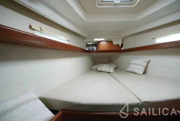 Oceanis 40 - Yacht Charter Sailica