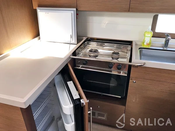 Oceanis 51.1 - Yacht Charter Sailica