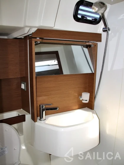 Oceanis 51.1 - Yacht Charter Sailica